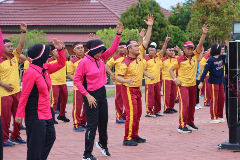Polres Gumas Meriahkan HUT RI ke-80 dengan Lomba Tarik Tambang hingga Tangkap Bebek