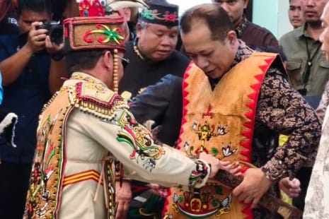 Kunker ke Kalteng, Menkop Ferry Joko Juliantono dan JAM Intelijen Reda Manthovani Terima Gelar Adat Dayak