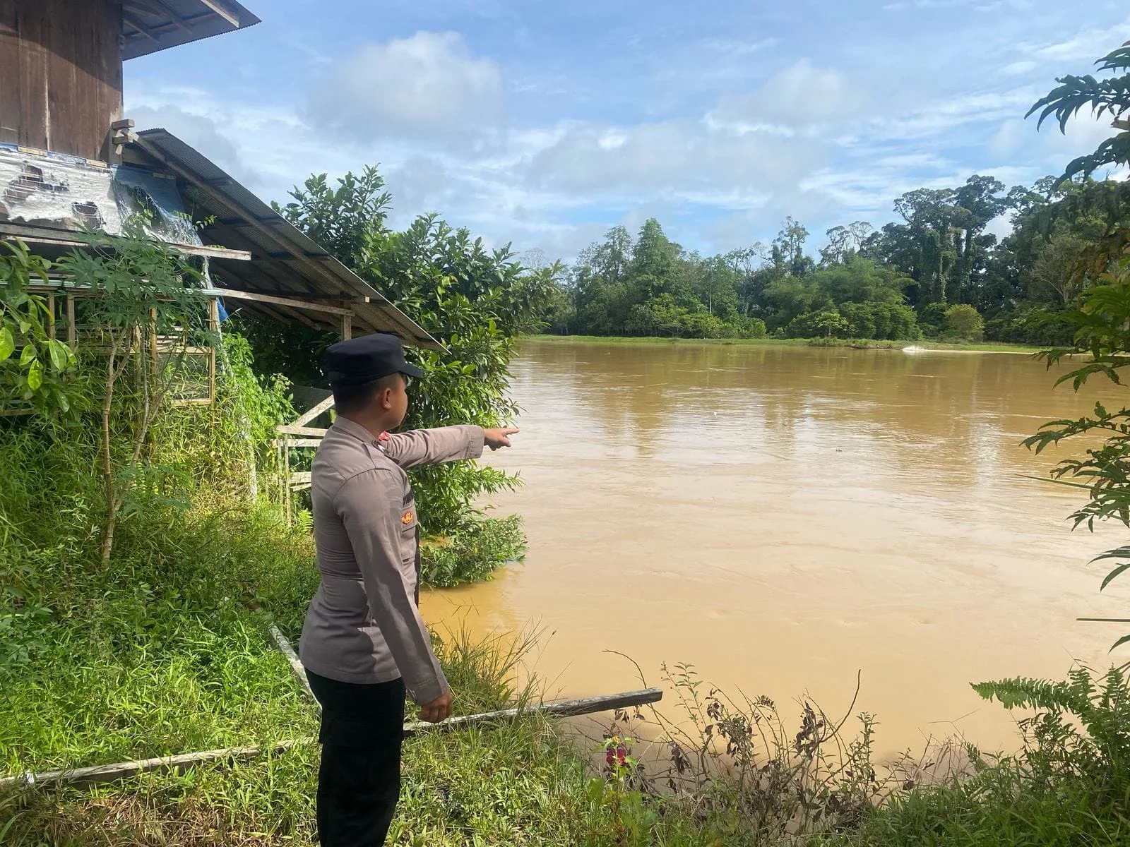 Antisipasi Banjir, Kapolres Gumas Perintahkan Jajaran Cek Debit Air Sungai Secara Berkala