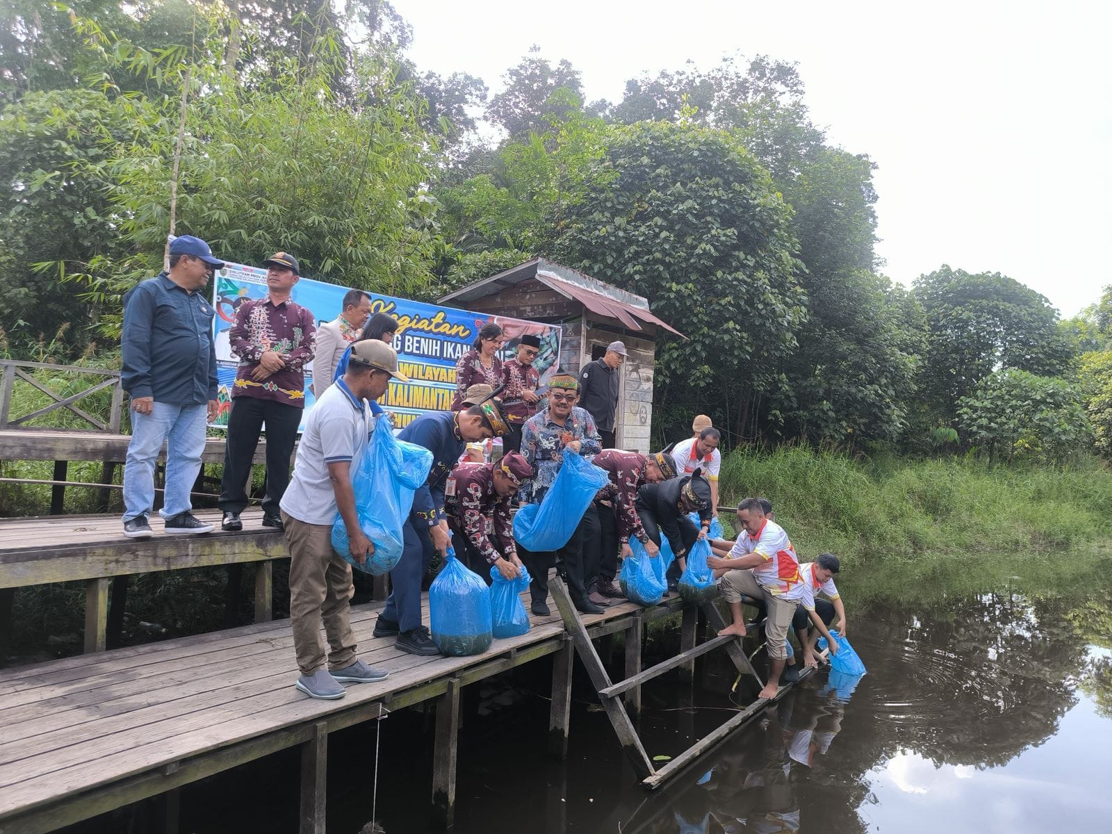 Pemprov Kalteng dan Pemkab Bartim Tebar 10 Ribu Benih Ikan di Sungai Sarapat