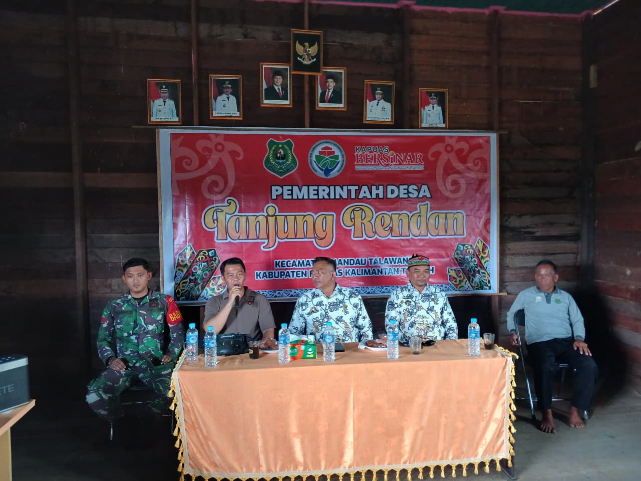 Disaksikan TNI-Polri dan Camat, Pemdes Tanjung Rendan Salurkan BLT-DD 2025