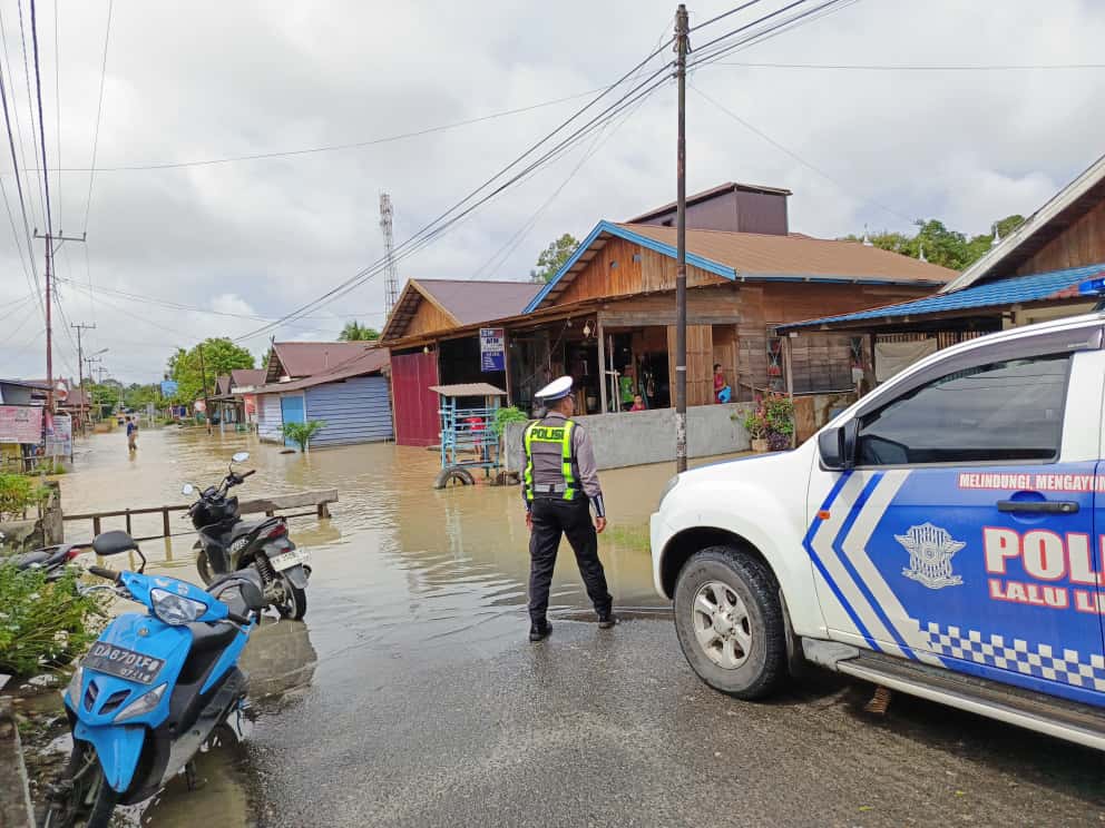 Satlantas Polres Gumas Patroli Ruas Jalan Rawan Genangan Air