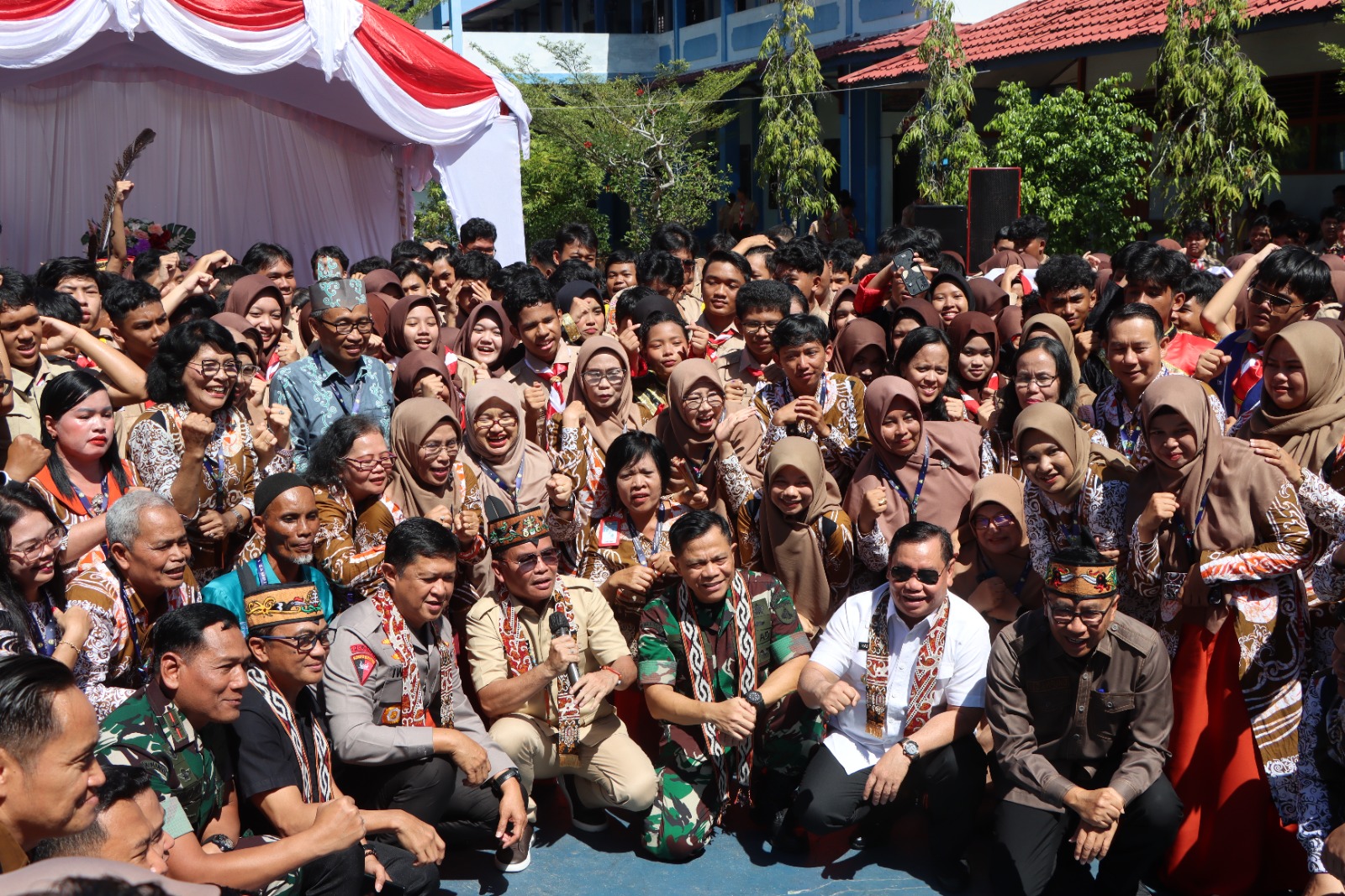 Motivasi Siswa, Kapolda Kalteng Dampingi Gubernur Kalteng Kunjungi SMAN 1 Sampit