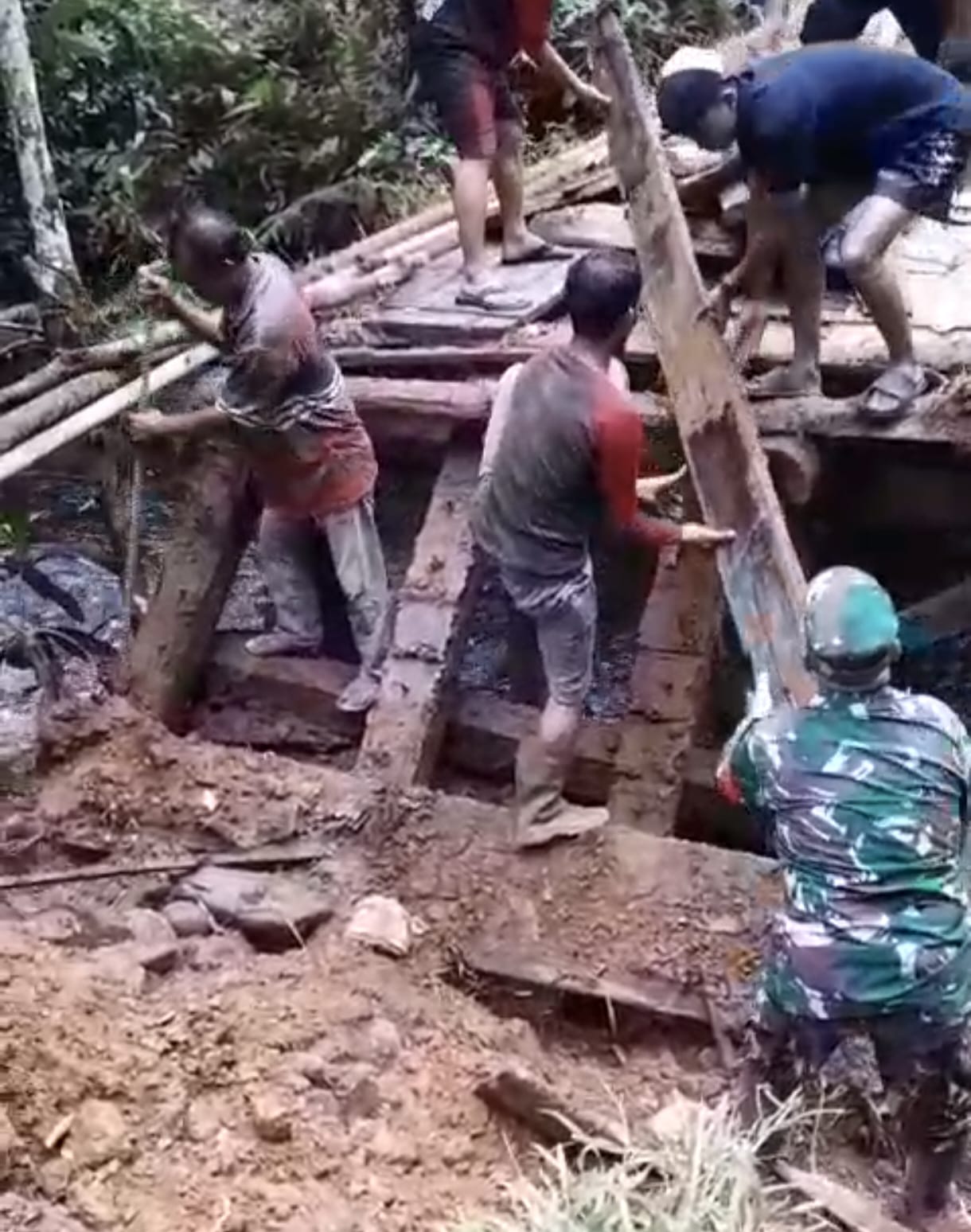 Warga dan Babinsa Bahu Membahu Perbaiki Jembatan Longsor di Barabai