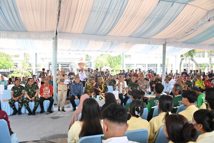 Resmikan Pasar Murah, Gubernur Agustiar Sabran Bagikan 1.000 Paket Sembako Gratis