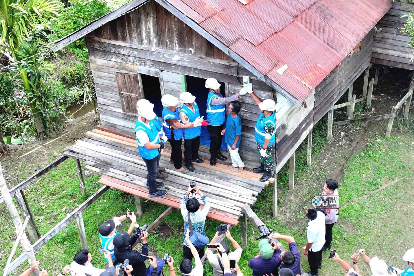 Bupati Heriyus Resmikan Penyalaan Listrik di 22 Desa