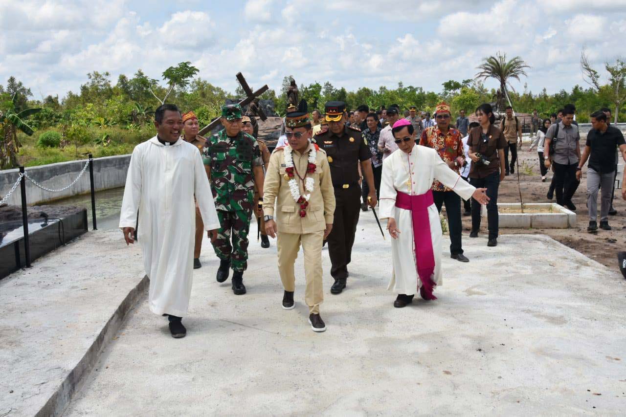 Gubernur Kalteng Hadiri Peresmian Jalan Salib Bentuk Dukungan Semangat Toleransi