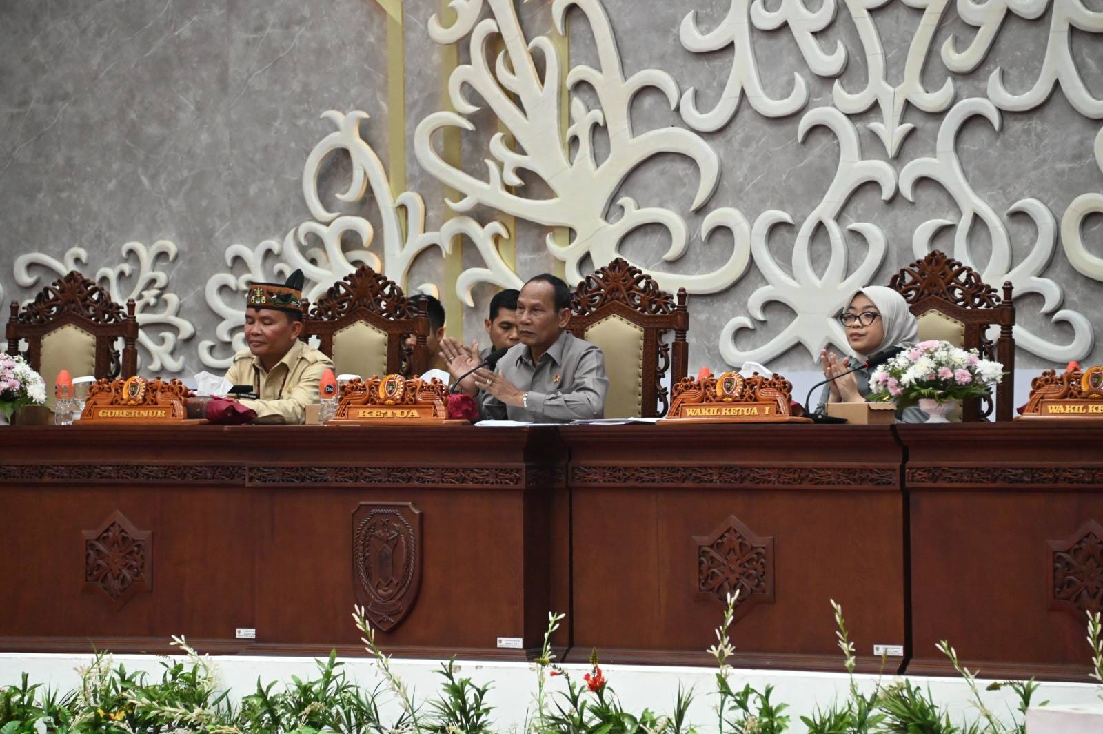 Gubernur Hadiri Rapur Pemandangan Umum Fraksi DPRD Terhadap Nota Keuangan dan Raperda APBD