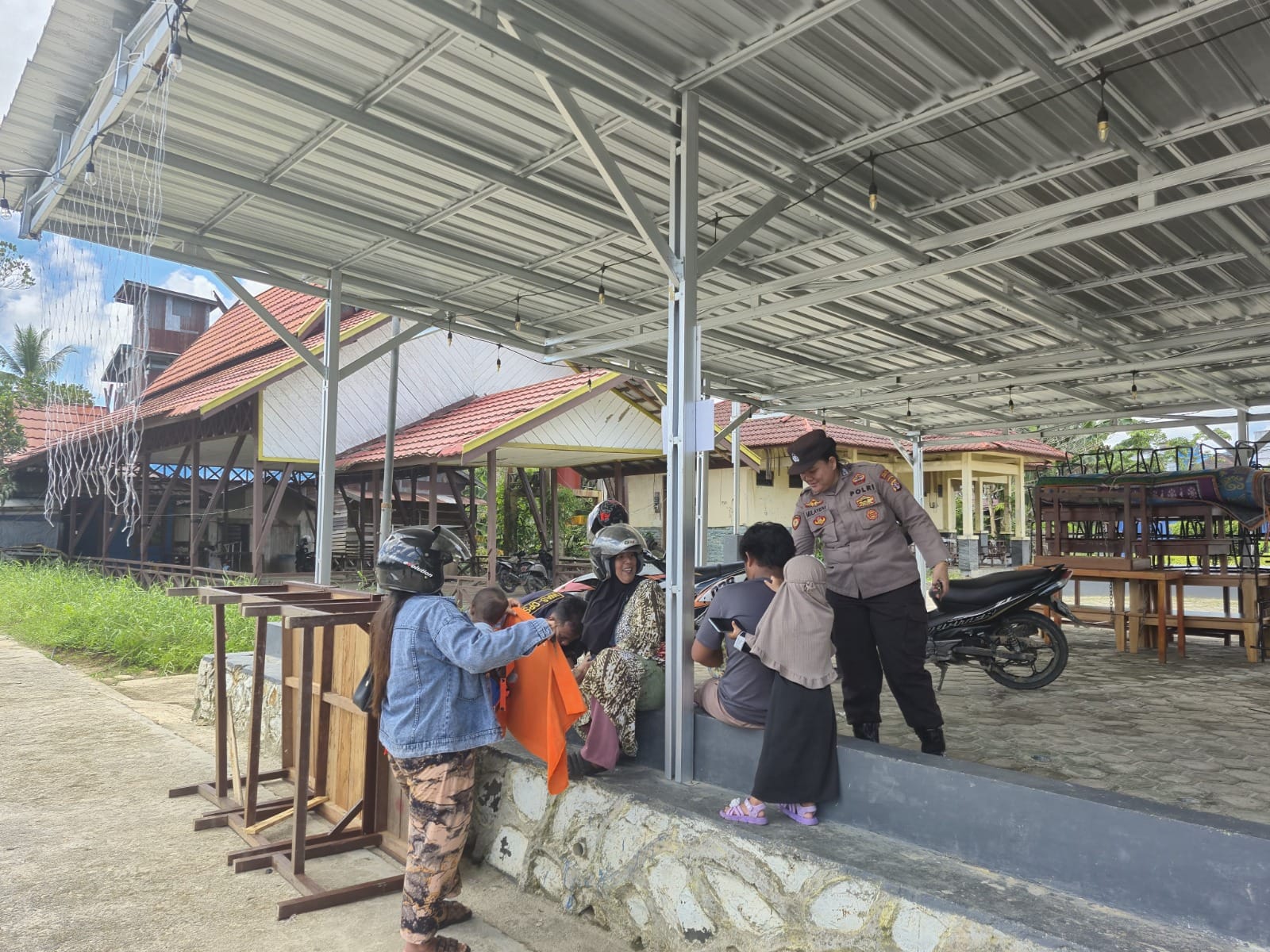 Dengan Senyum Humanis, Polwan Gunung Mas Ajak Warga Bijak Bermedia Sosial