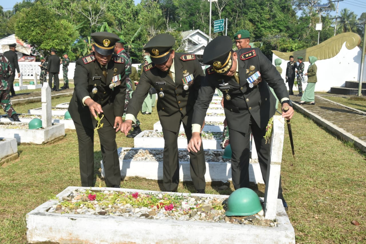 Dandim 1002/HST Pimpin Ziarah Warnai Peringatan HUT ke-80 TNI