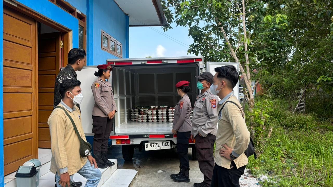 Srikandi Polres Gumas Turun ke Jalan, Amankan Distribusi 1.466 Porsi Makanan Gratis untuk Siswa
