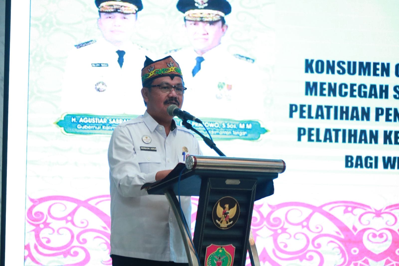 Asisten Ekbang Setda Kalteng Buka Sosialisasi Konsumen Cerdas dan Pelatihan Kewirausahaan