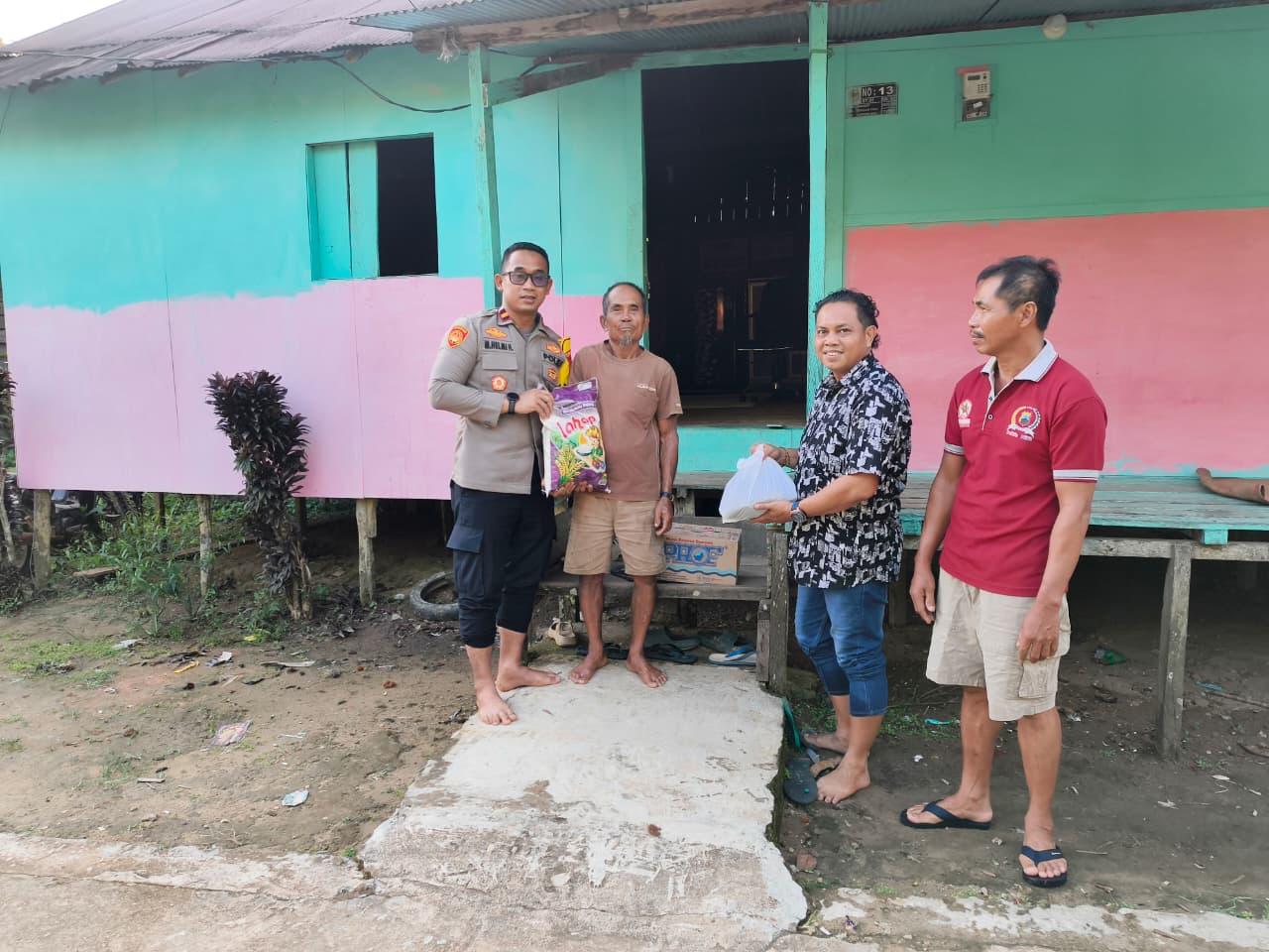 Polsek Rungan Salurkan Bansos Kepada Warga Desa Jangkit Terdampak Banjir