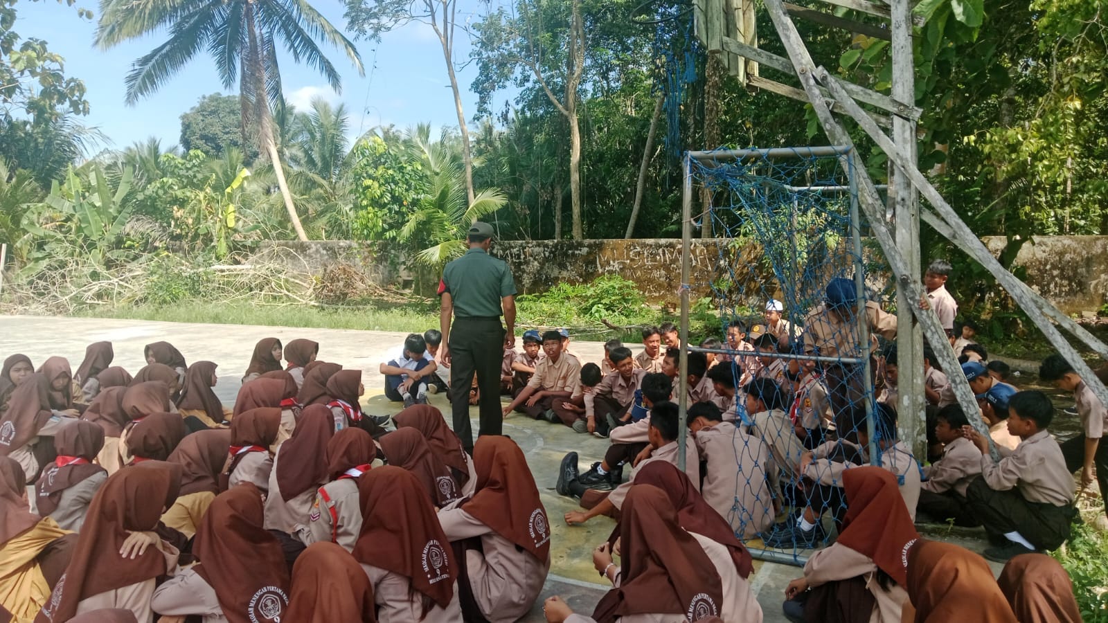 TNI Latih Pramuka di SMPN 9 HST