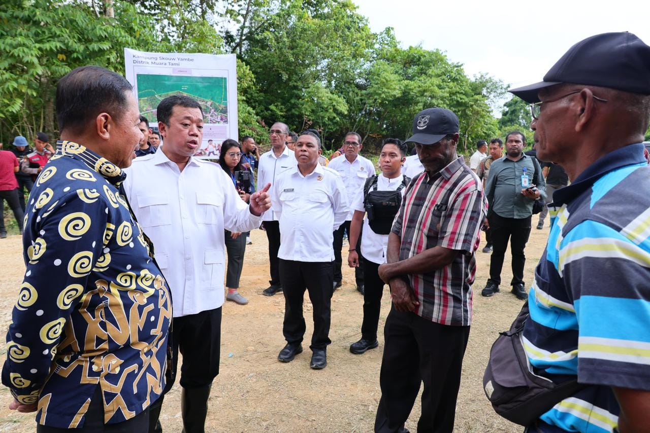 Realisasi Percepatan Sertipikasi Tanah Ulayat di Papua, Menteri Nusron Pantau Langsung Pemasangan Patok di Skouw Yambe