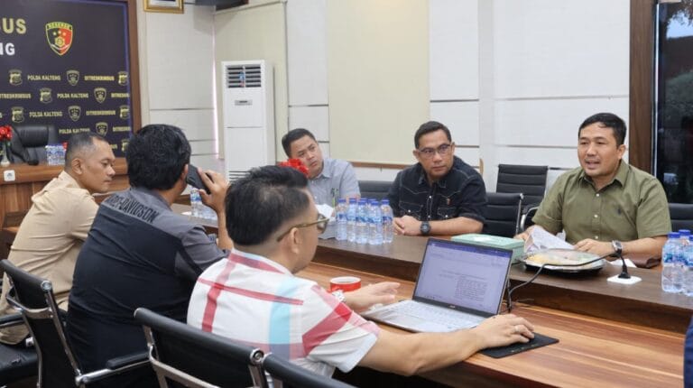 Polda Kalteng dan Akademisi Hukum Bedah Putusan MK Terkait UU Polri Lewat Forum Diskusi Santai