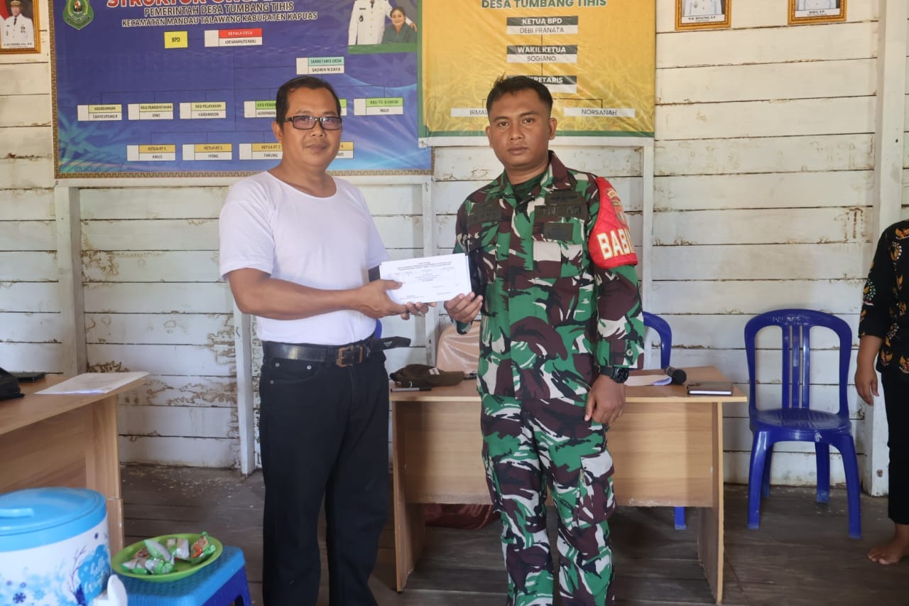 Pemdes Tumbang Tihis Distribusikan BLT-DD Tahap III dan IV kepada Warga