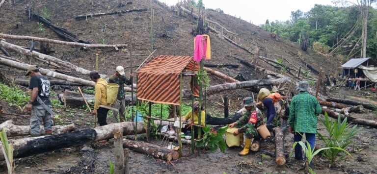 Babinsa Serda Erli Menugal Bersama Petani Pembakulan, Harmoni TNI dan Warga Wujudkan Ketahanan Pangan