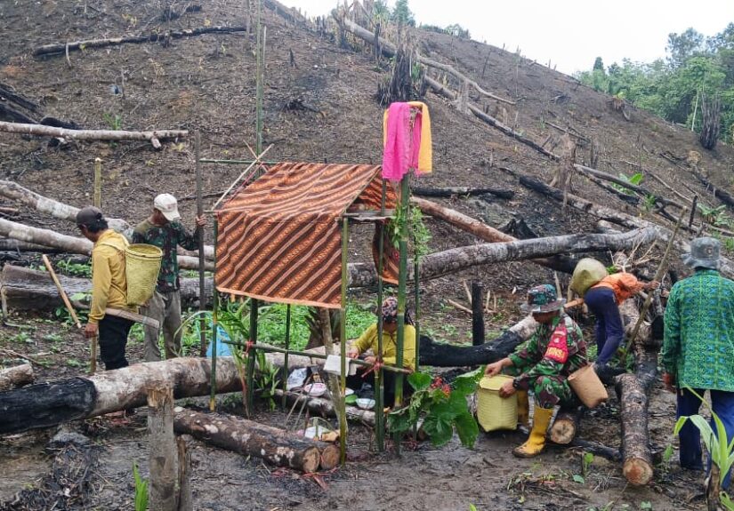 Babinsa Serda Erli Menugal Bersama Petani Pembakulan, Harmoni TNI dan Warga Wujudkan Ketahanan Pangan