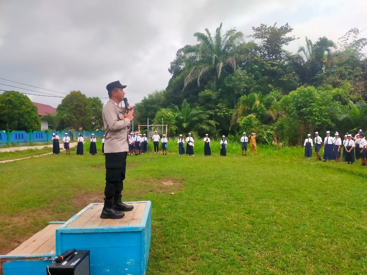 Bhabinkamtibmas Polsek Kahut Ingatkan Siswa Jauhi Balap Liar