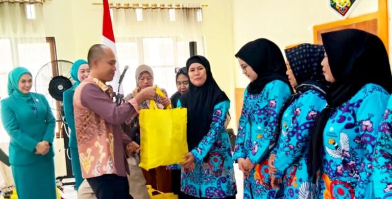 Kecamatan Pahandut Distribusikan PMT bagi Anak Stunting