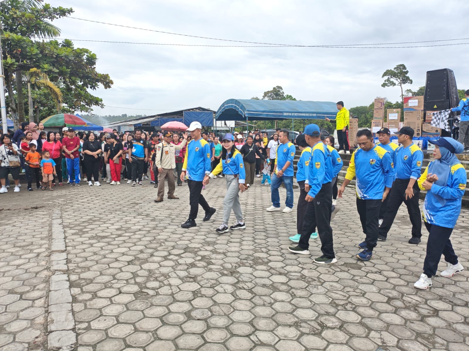 Berbaur dengan Ribuan Warga, Kapolres Gumas Meriahkan Jalan Sehat KNPI
