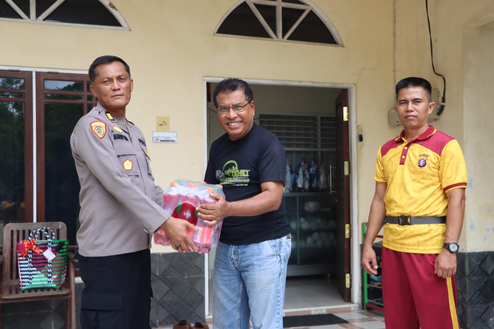 Sambut Natal Penuh Kasih, Polres Gumas Gelar Donor Darah dan Berbagi Bingkisan
