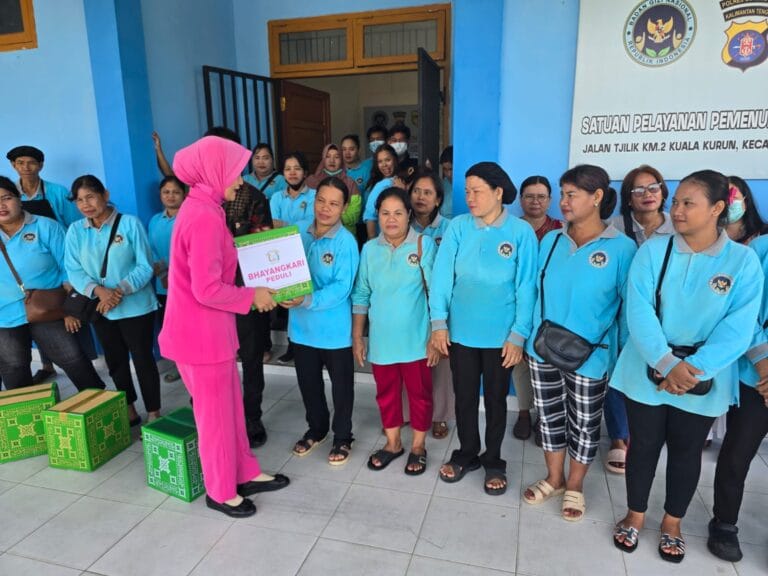 Polres Gumas Salurkan 43 Paket Sembako untuk Relawan SPPG Kemala Presisi