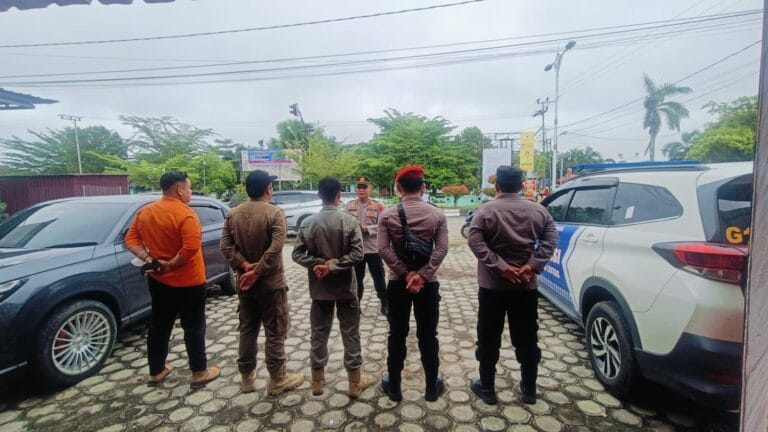 Pastikan Kesiapan Nataru, Personel Gabungan Siaga di Pos Pelayanan Taman Kota Kuala Kurun