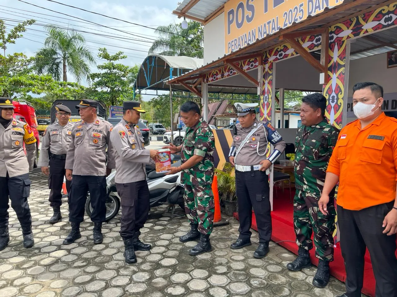 Kapolres Gumas Tinjau Pos Pelayanan Nataru dan Beri Bingkisan Motivasi untuk Petugas