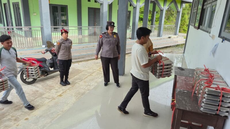 Polwan Polres Gumas Kawal Distribusi MBG dan Edukasi Keamanan Jelang Tahun Baru