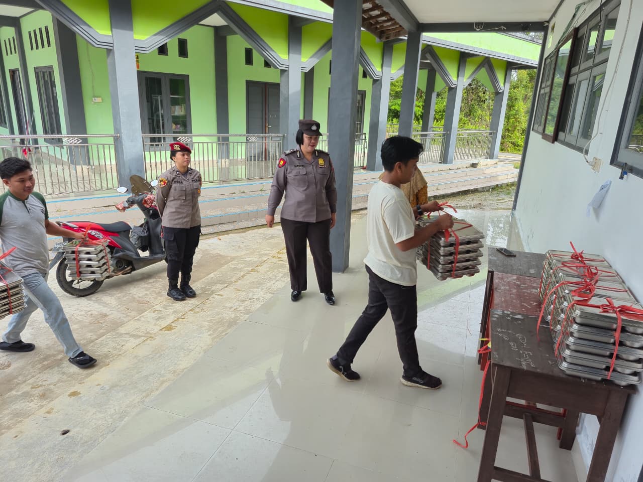 Polwan Polres Gumas Kawal Distribusi MBG dan Edukasi Keamanan Jelang Tahun Baru