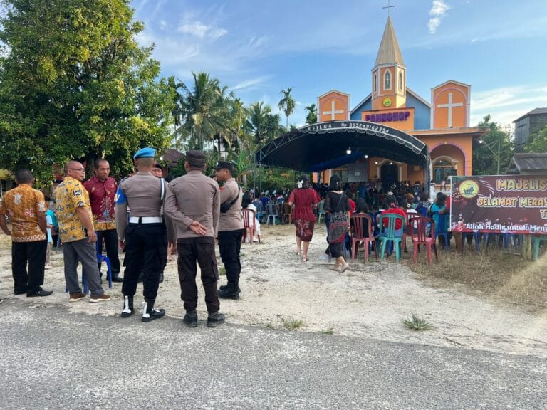 Sambut Desember, Polsek Tewah Hadirkan Rasa Aman Ibadah Natal