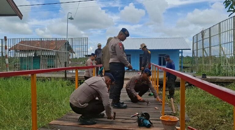 Brimob Kalteng Bangun Ulang Jembatan Akses SDN Tanjung Putri, Warga Sambut dengan Syukur