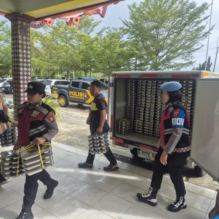 Dukung Program MBG, Polwan Polres Gumas Amankan Distribusi Makanan ke 6 Sekolah