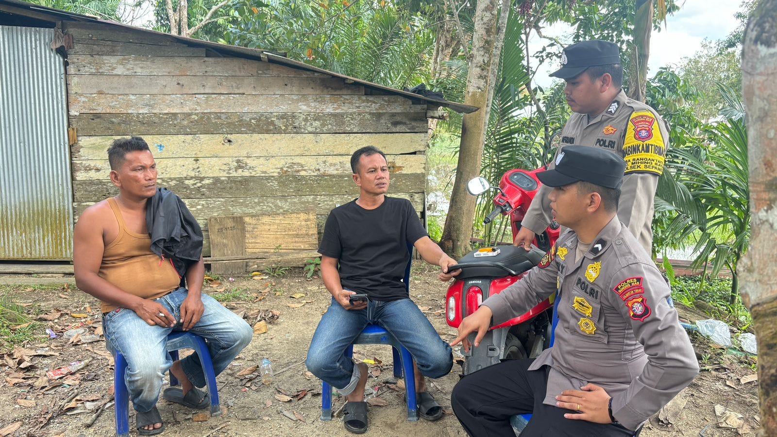 Sambangi Rumah Warga, Bhabinkamtibmas Polsek Sepang Berdialog Kerawanan Kamtibmas