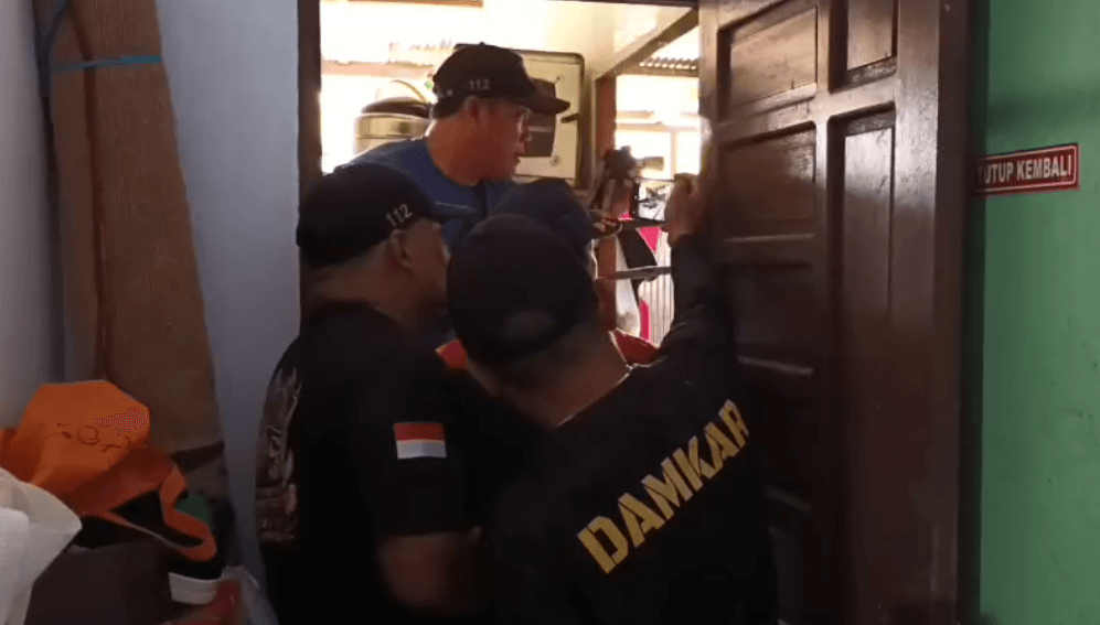 Tim Rescue Damkarmat Palangka Raya Amankan Cobra Kalimantan dari Permukiman Warga