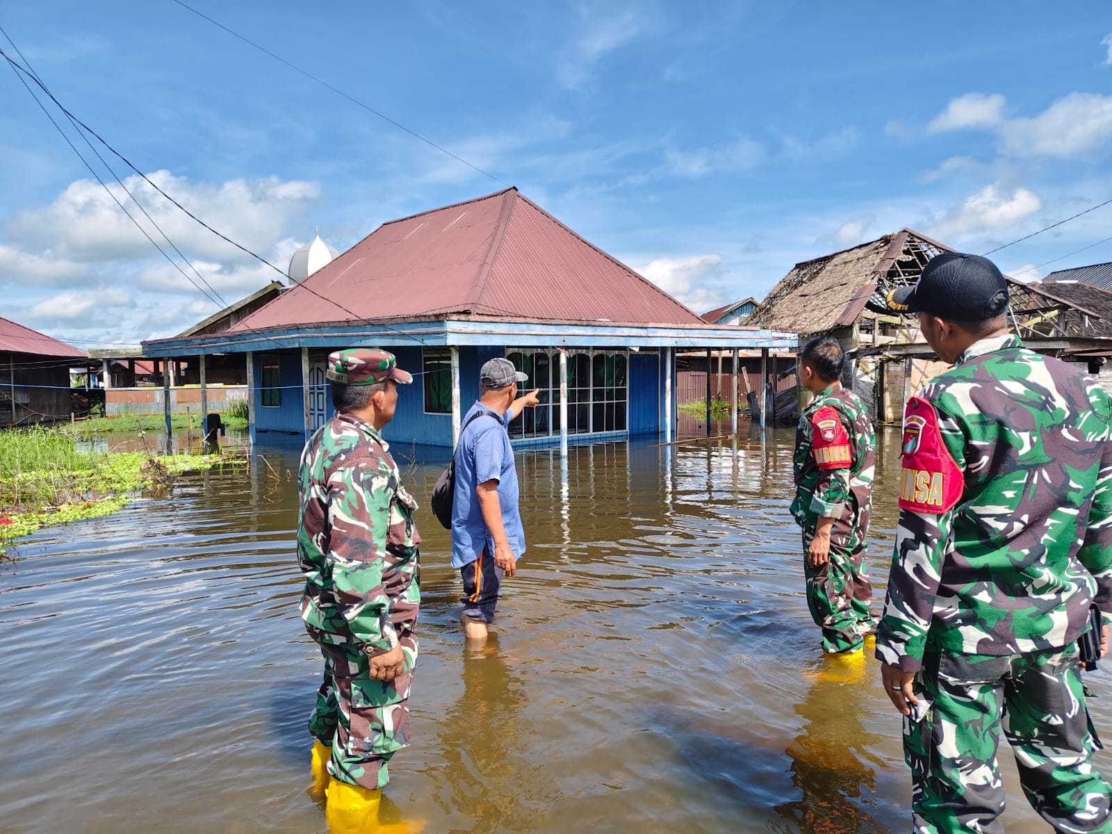 Sigap Hadapi Banjir, Koramil Labuan Amas Utara Turun Langsung Pantau Wilayah Terdampak