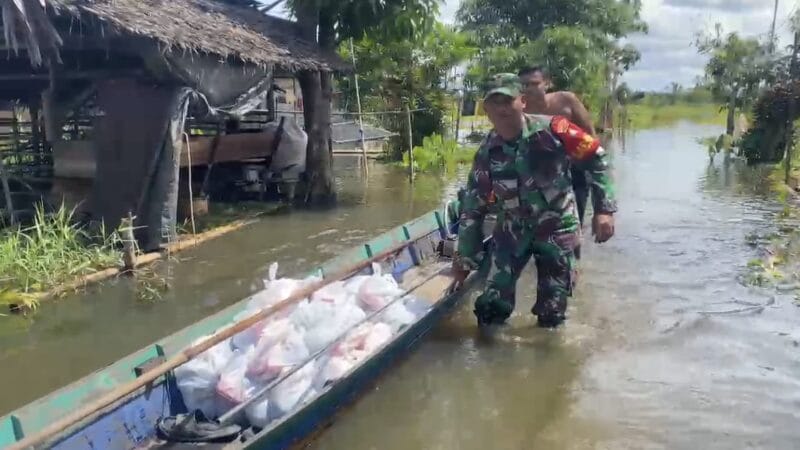 Babinsa Dampingi Bupati HST Tinjau Banjir Kayu Rabah, Warga Harapkan Solusi Permanen