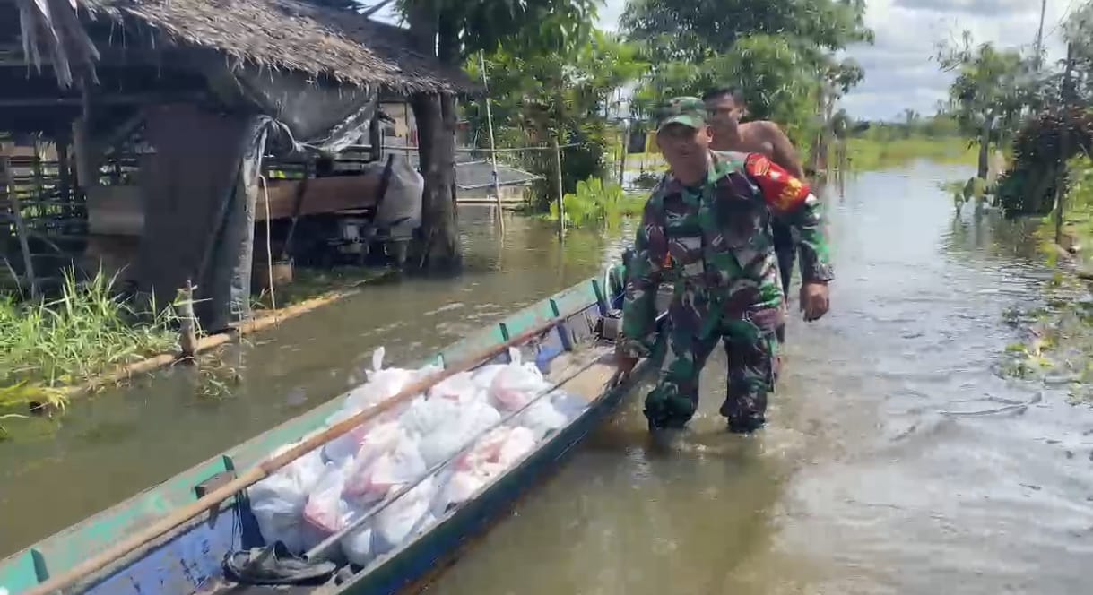 Babinsa Dampingi Bupati HST Tinjau Banjir Kayu Rabah, Warga Harapkan Solusi Permanen