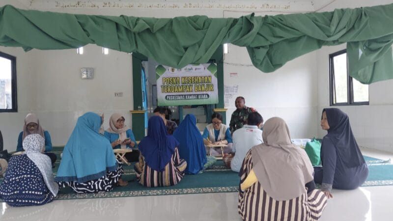 TNI AD Hadir untuk Warga, Babinsa Dampingi Pelayanan Medis di Lokasi Banjir Kayu Rabah