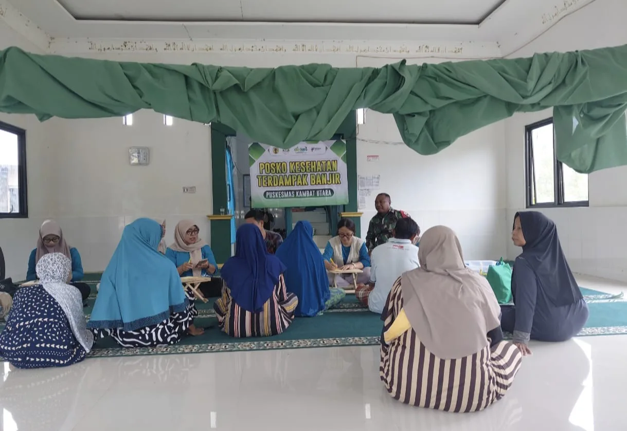 TNI AD Hadir untuk Warga, Babinsa Dampingi Pelayanan Medis di Lokasi Banjir Kayu Rabah