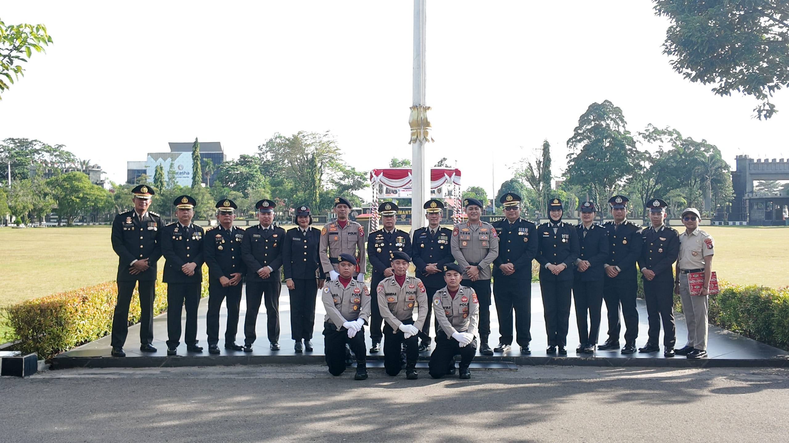 Peringatan Hari Kesadaran Nasional, Kapolda Kalteng Anugerahkan Satya Lencana kepada 852 Personel