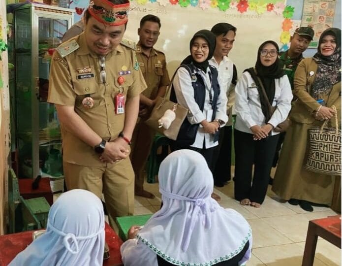 Asisten I Tinjau Penyaluran Makan Bergizi Gratis di MIS Al Azhar Kapuas Timur