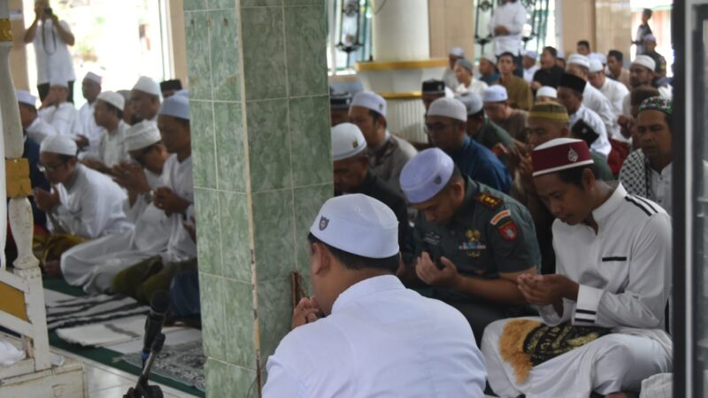 Dandim 1002/HST Laksanakan Sholat Jum’at Bersama Warga, Pererat Kemanunggalan TNI–Rakyat