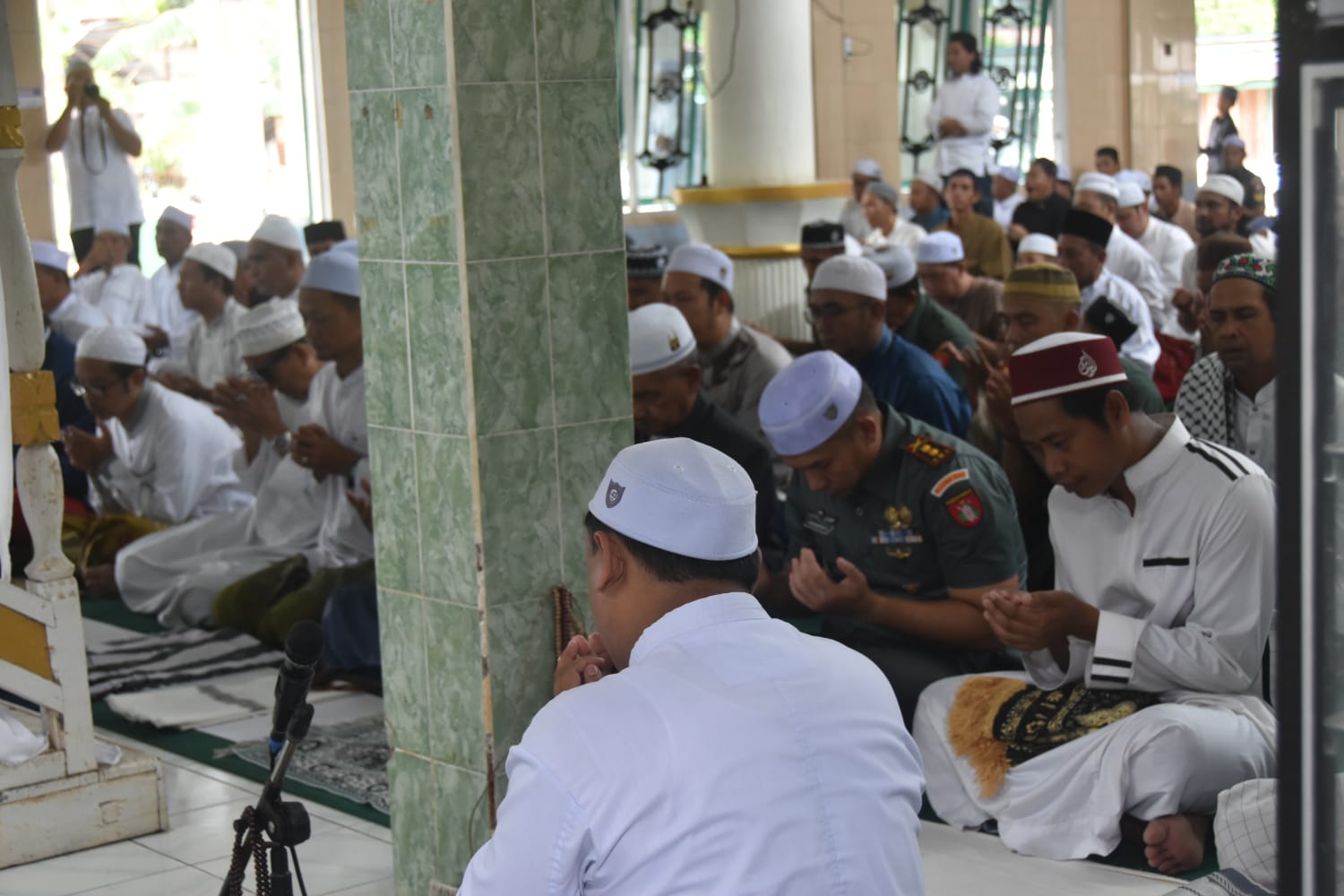 Dandim 1002/HST Laksanakan Sholat Jum’at Bersama Warga, Pererat Kemanunggalan TNI–Rakyat