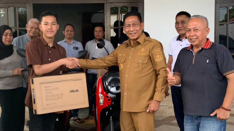 Bupati Mura Serahkan Bonus Kepada Atlet Catur Berprestasi Tingkat Provinsi