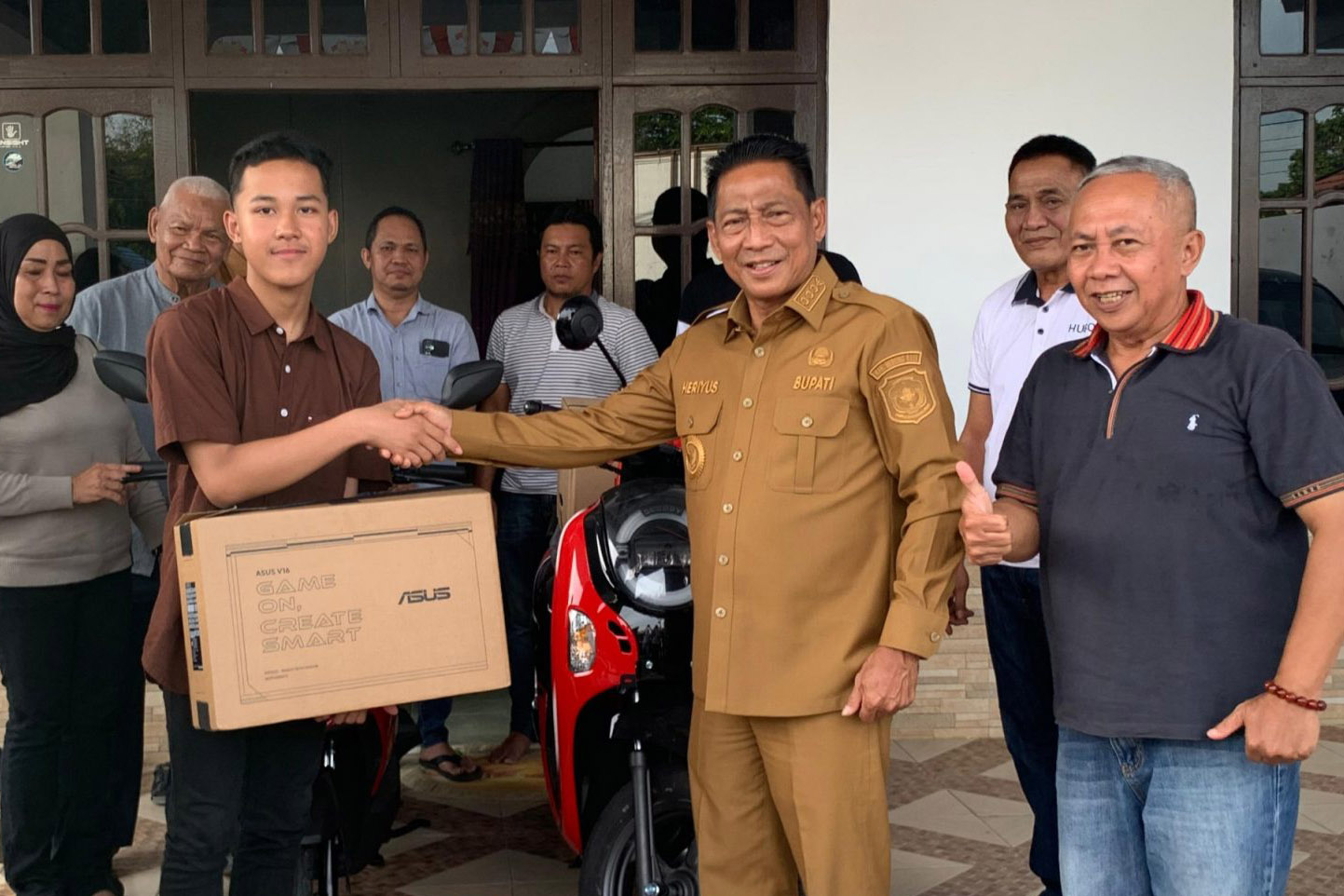 Bupati Mura Serahkan Bonus Kepada Atlet Catur Berprestasi Tingkat Provinsi