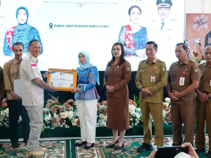 Ketua Dekranasda Barut Terima Sertifikat Pencatatan Hak Cipta dan Desain Industri Batik Daerah dari Kemenkum RI