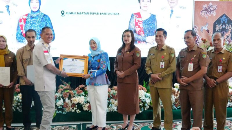 Ketua Dekranasda Barut Terima Sertifikat Pencatatan Hak Cipta dan Desain Industri Batik Daerah dari Kemenkum RI